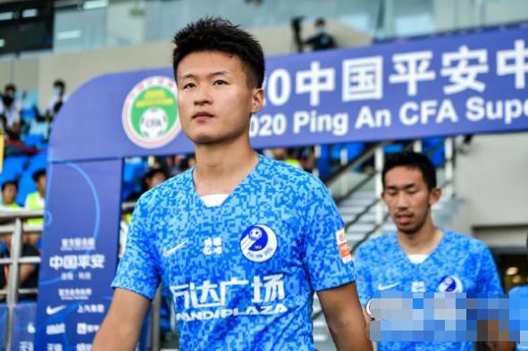 球坛又现流血事件！23岁足球新星顶球时被撞，血流满面当场送医