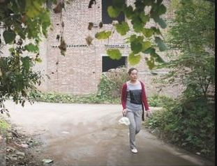 5岁儿子放学回家，一直夹着腿走路，妈妈起疑脱下裤子，瞬间爆炸