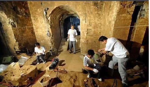 千年古墓发现十二个盗洞,千年古墓被发现这些珍宝重见天日