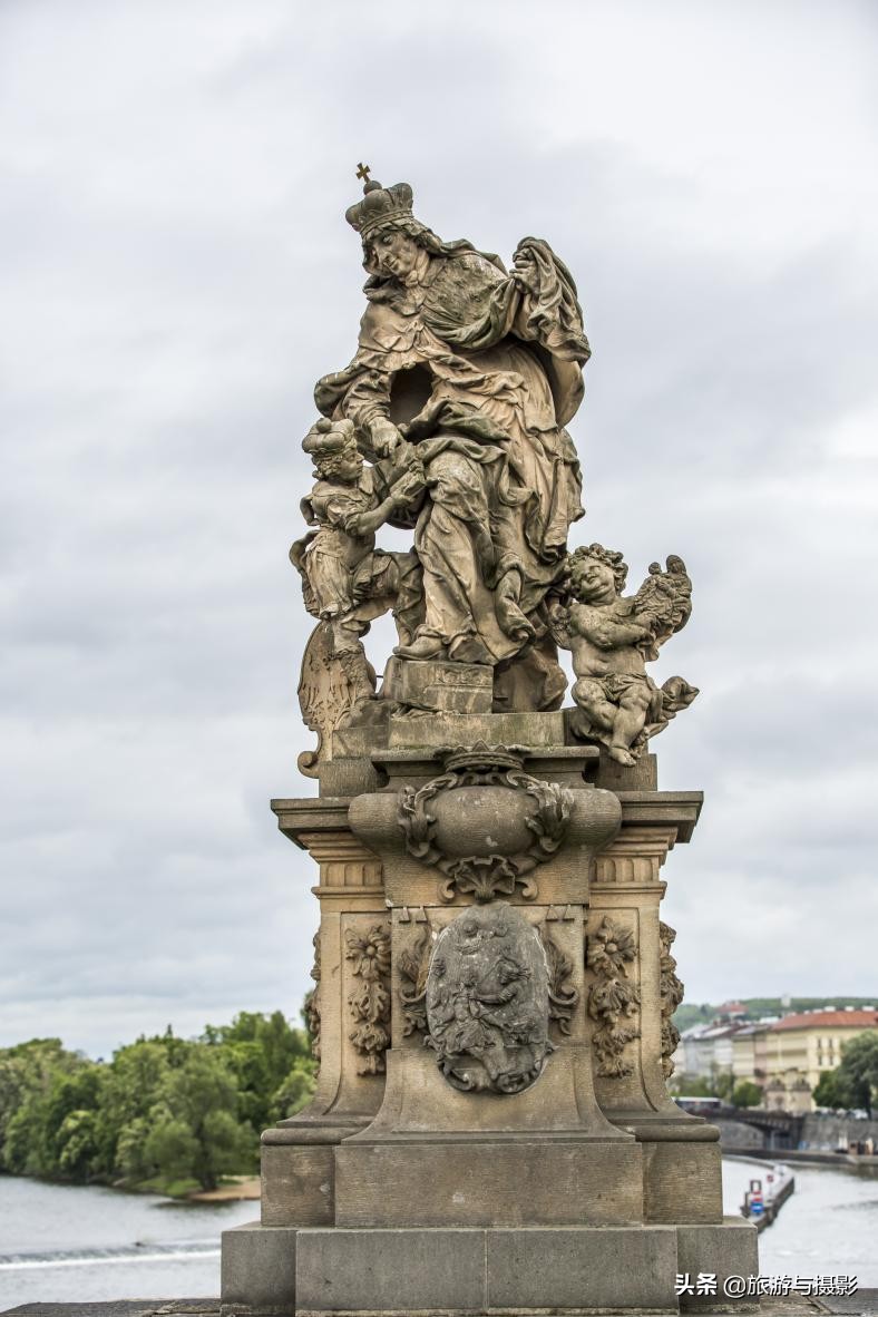 查理大桥雕塑作品介绍 (查理大桥的雕塑)