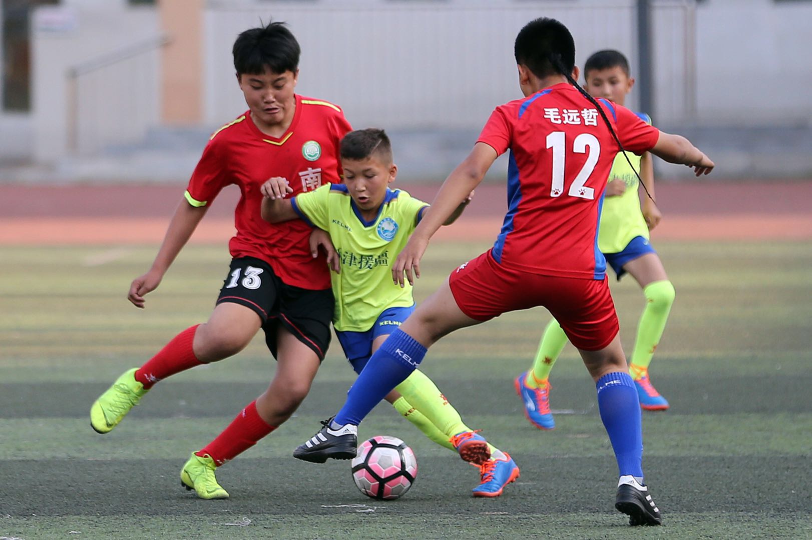 一场友谊赛两地连心情，津南、和田两地足球小子以球会友