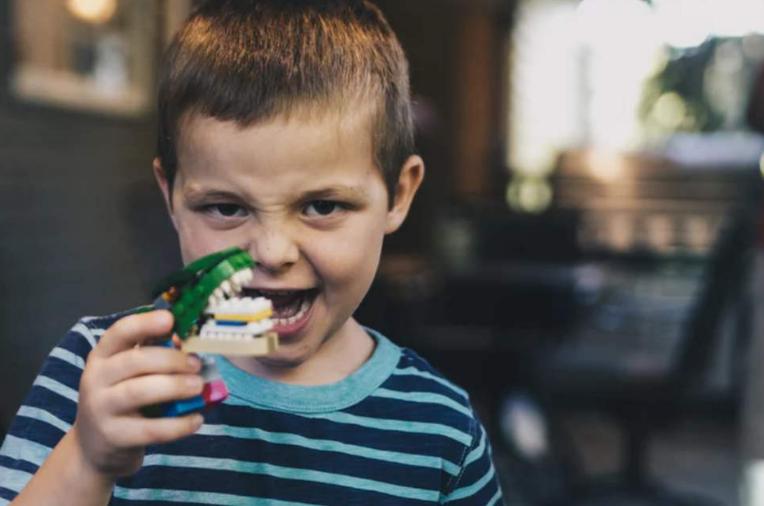 孩子街头耍无赖，家长教育没效果，面对孩子的礼貌教育该怎么做？