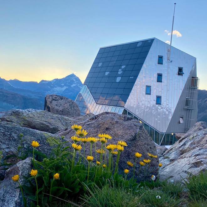 山顶太空舱民宿悬崖景色绝美,悬崖边上的小屋