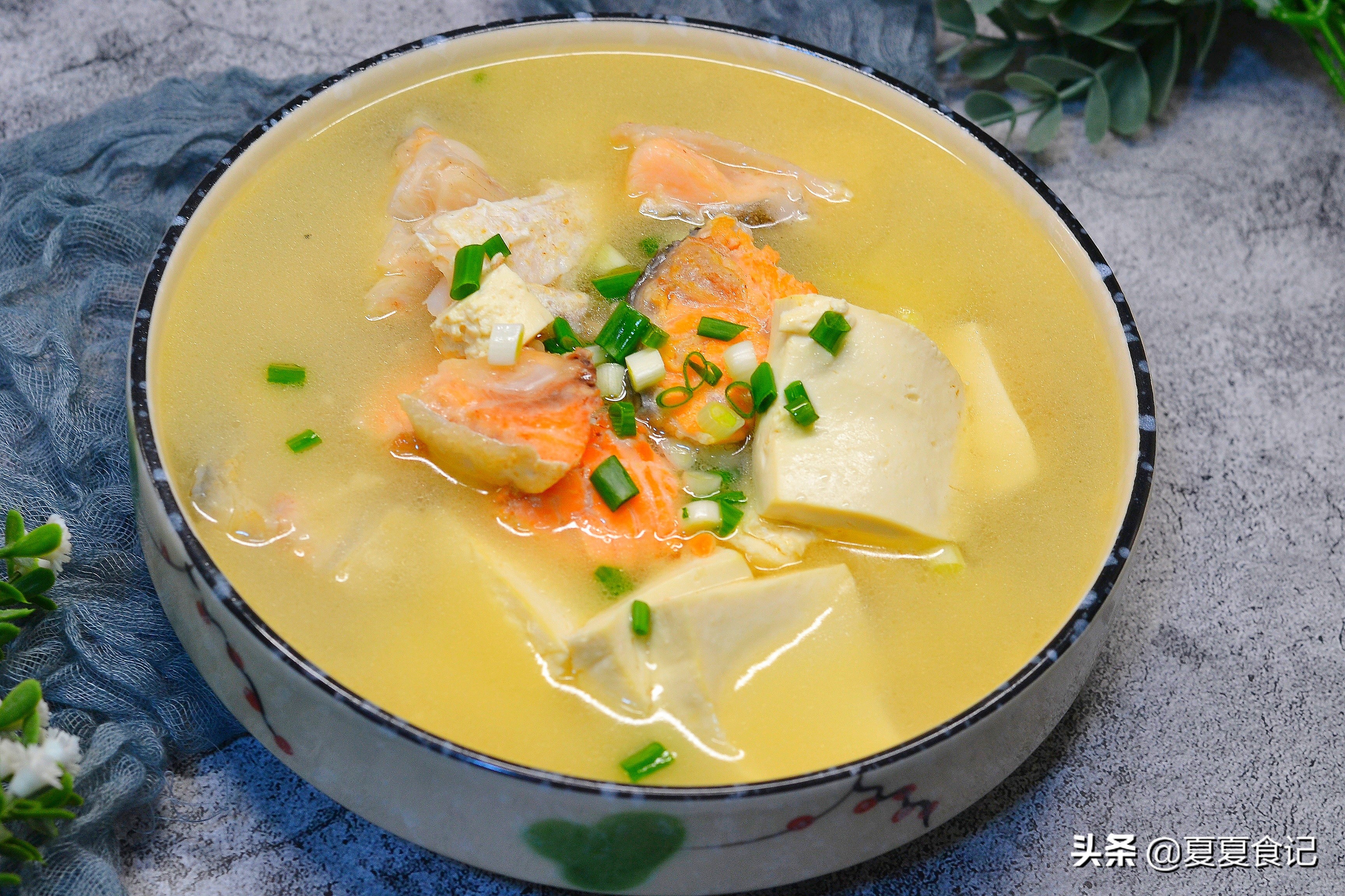 三文鱼头煮汤怎么做汤好喝,简易又美味的三文鱼头汤做法