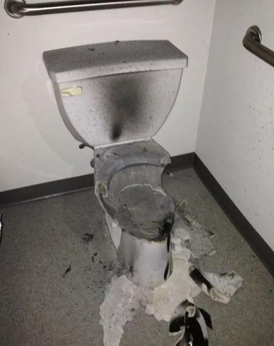 马桶裂纹导致吱吱响,马桶炸掉是怎么回事
