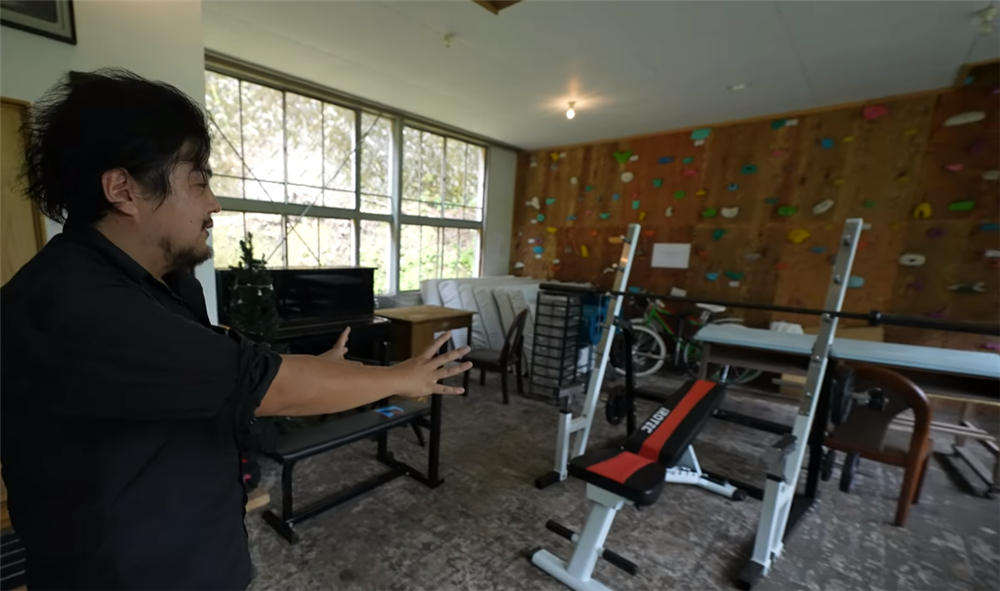 80后小伙回荒废十年的农村大学,80后小伙回荒废10年农村大学