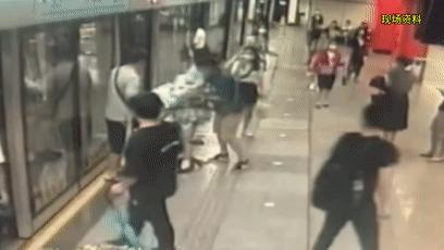 你的肚脐眼是凸出来的？上海地铁早高峰，一男子戴上粉色头盔，偷偷…