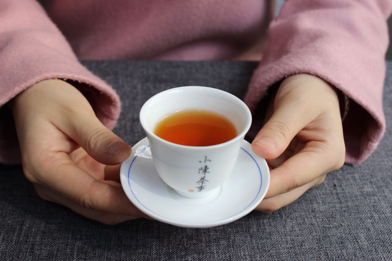 温水泡茶是劣质茶的“掩饰衣。真正的好茶,根本不存在怕烫之说