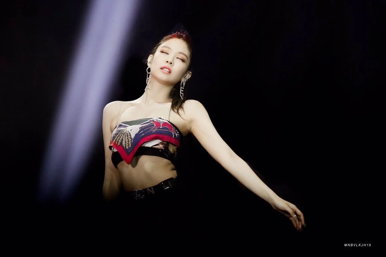 一条丝巾有多种搭配方法,丝巾的十种搭法