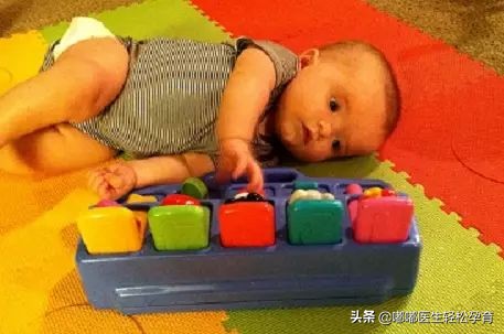 教宝宝翻身的正确方法,婴儿三个月翻身教程