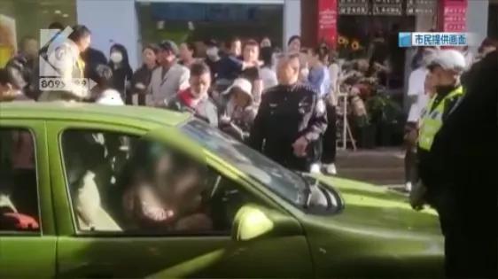 堵瘫这条街一个多小时！女“路霸”车停路中间玩手机，交警敲窗喊话都不好使