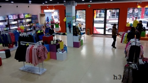 最新童装店双门头装修效果图,童装店怎么装修才有顾客