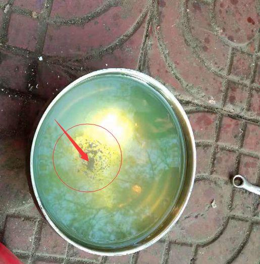 摩托车冒蓝烟跑一段距离就熄火,摩托车大油门冒蓝烟然后就灭火了