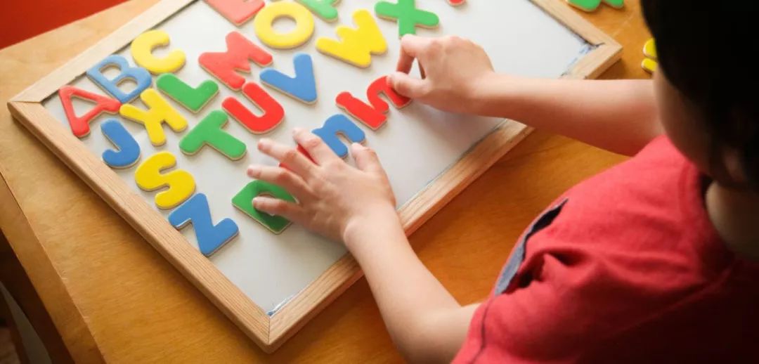 如何熟练掌握英文字母的书写,怎样让孩子记住26个英语字母书写