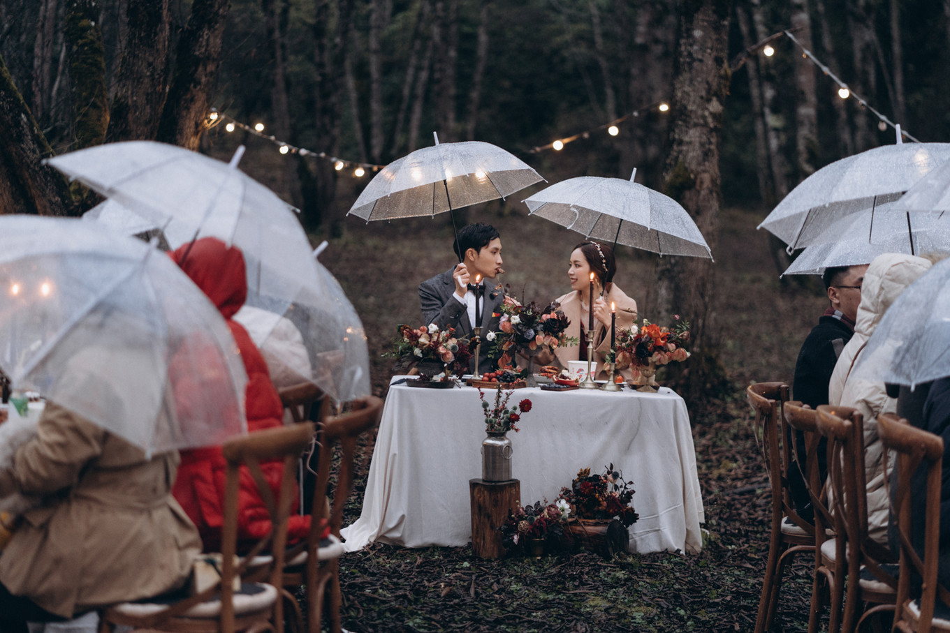 我们带上婚纱，去与世隔绝的山中办了一场绝世婚礼