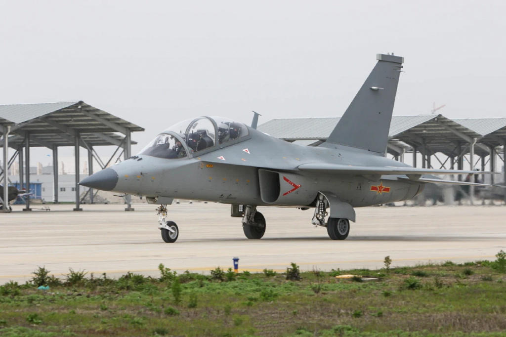 洪都航空军工教练机,我国k8教练机