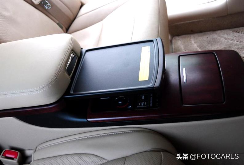 丰田皇冠4.3LSaloonVIP实拍，座椅上小喇叭叫高级，售价89.96万