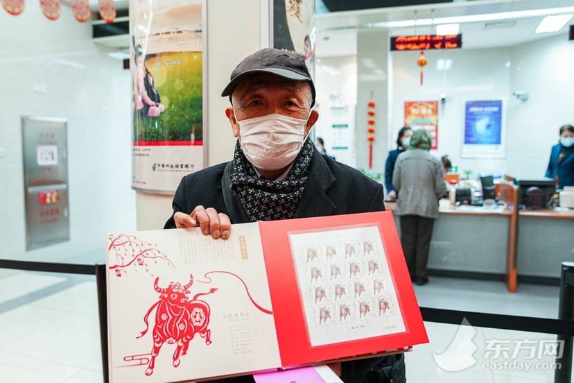 方寸之间展牛气86岁老邮迷准备圆了自己多年的梦