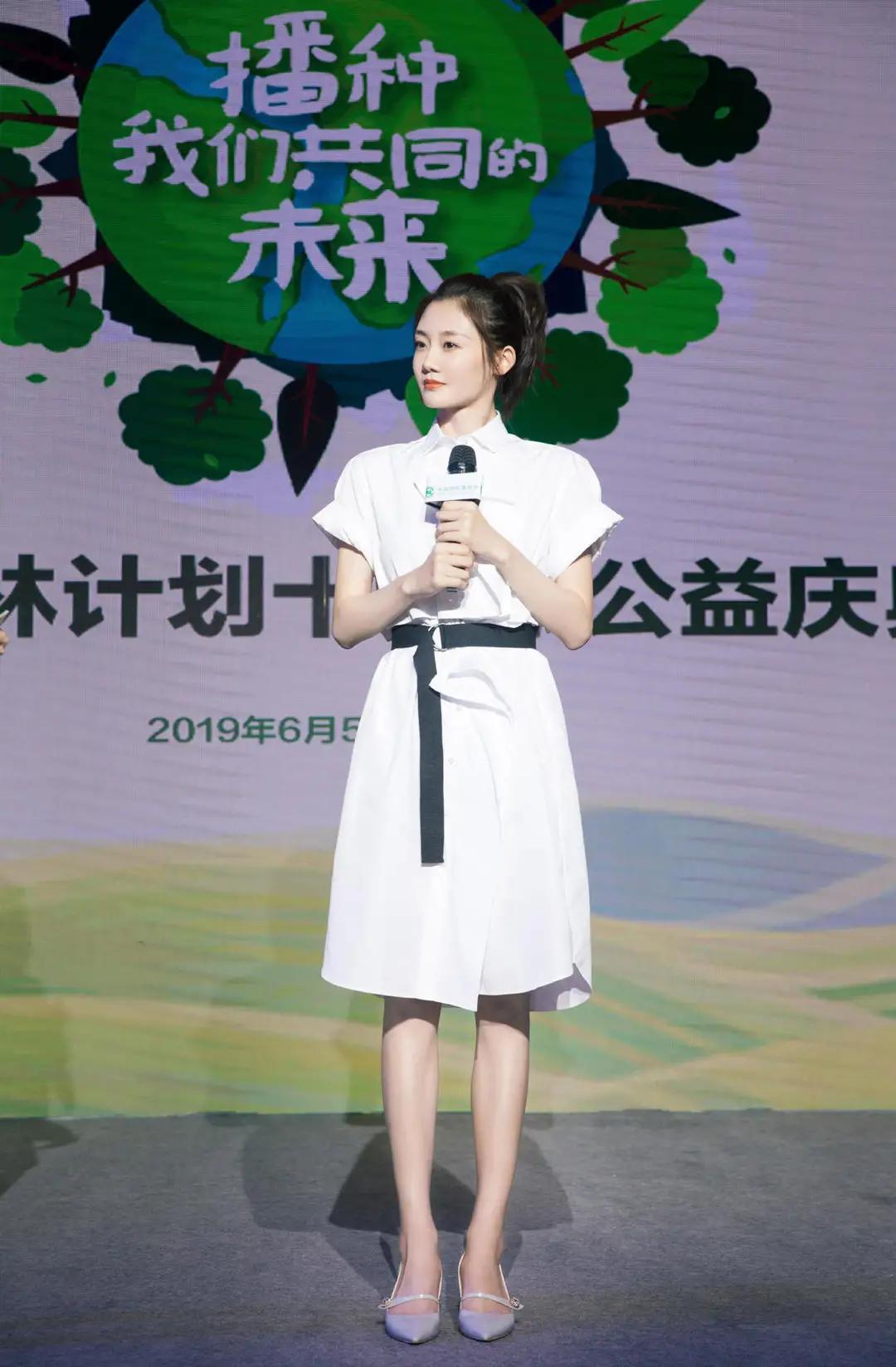 郑恺老婆苗苗都拍了哪些作品,郑恺妻子苗苗同款工装裤