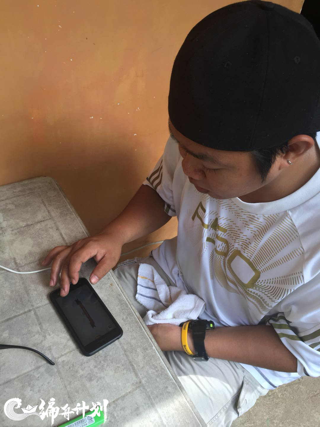 在菲律宾，他们交不起话费，但他们还在玩游戏