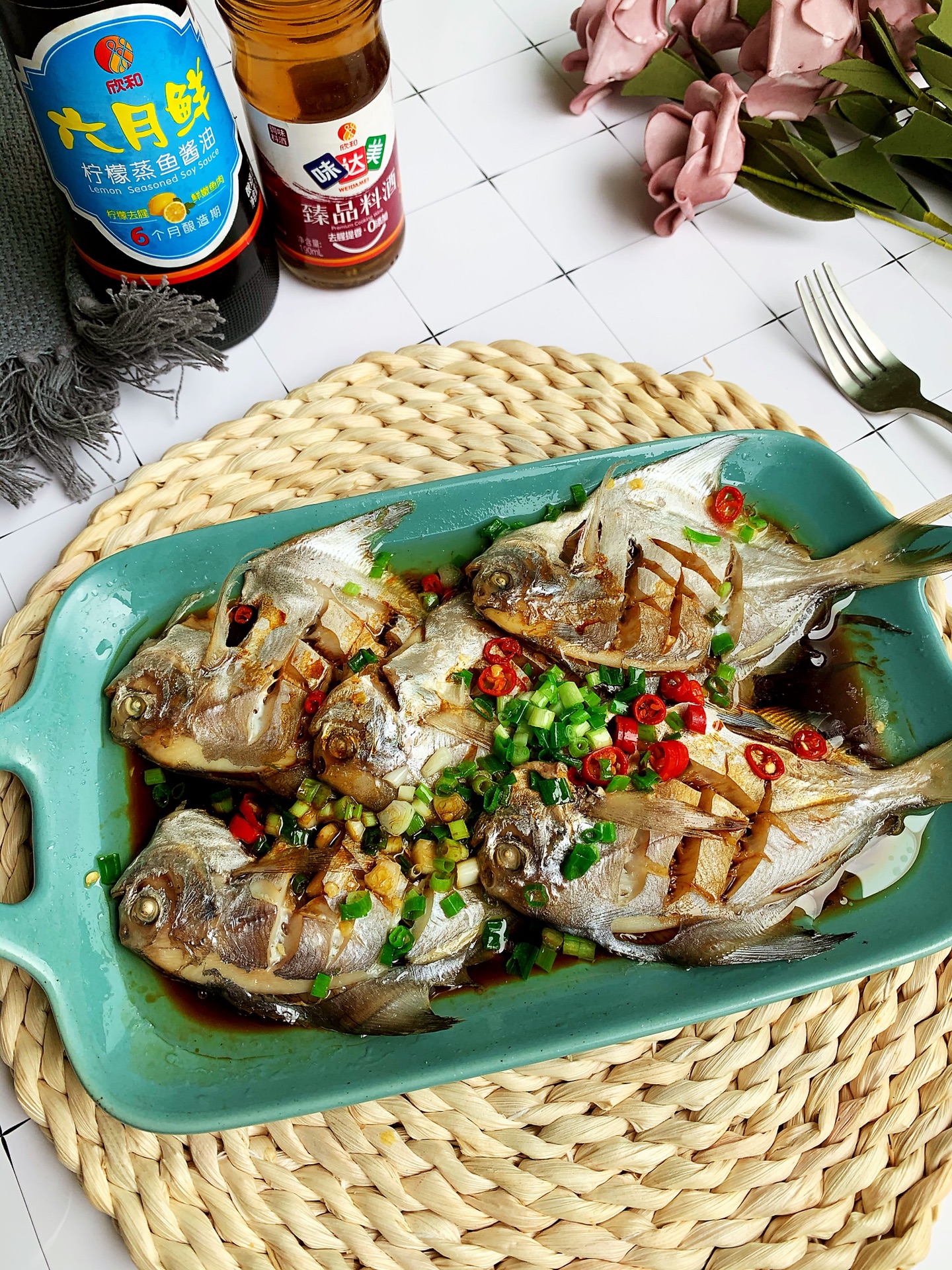 清蒸鲳鱼的做法最正宗的做法,清蒸鲳鱼是用鲜鲳鱼还是冻鲳鱼