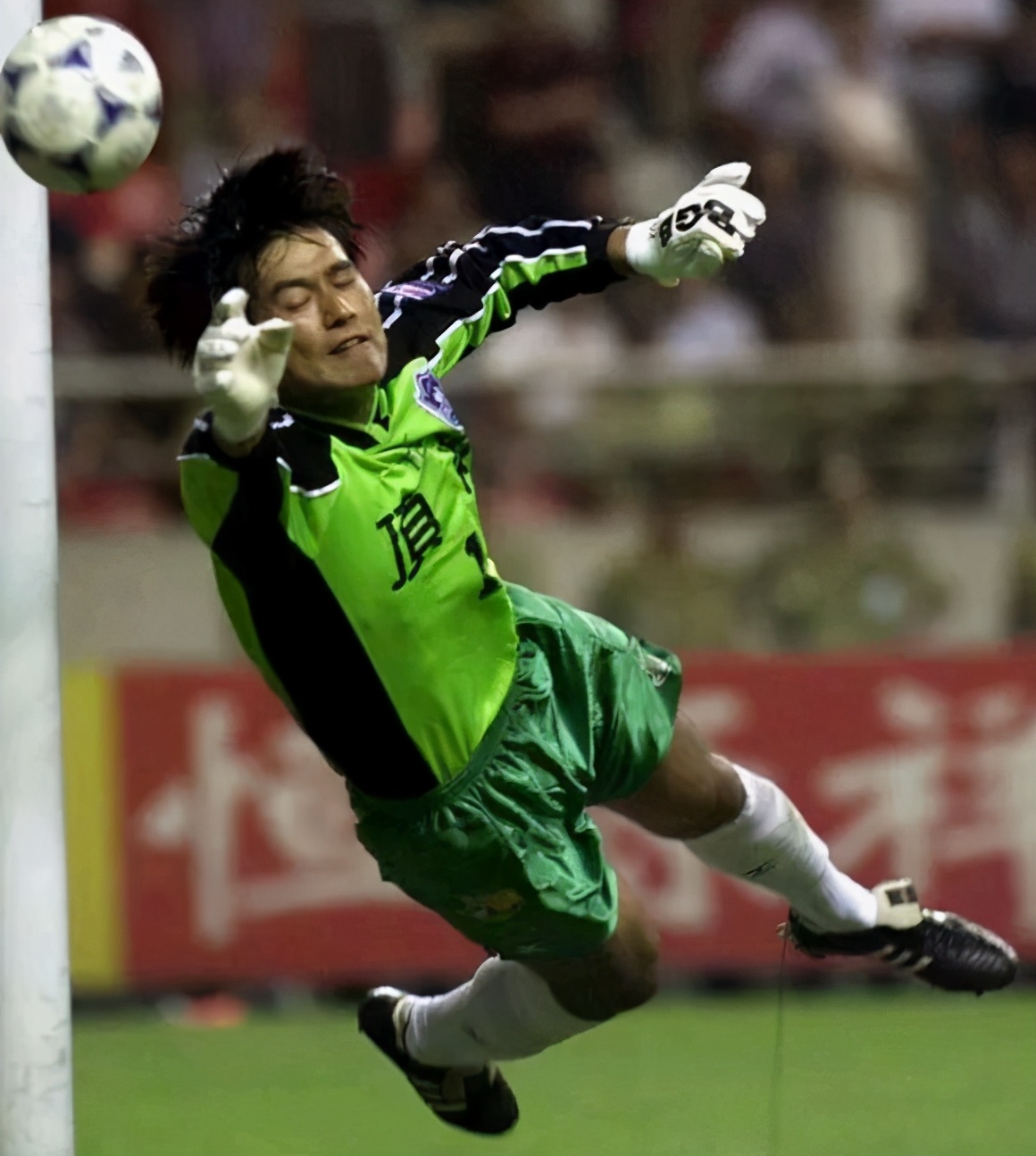 上港守门员颜骏凌,上港门将进球