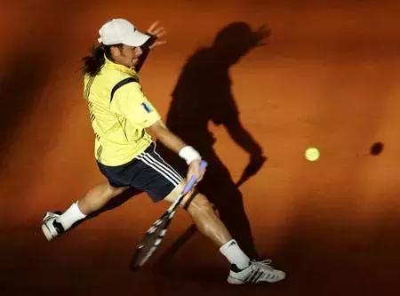 手肘扭伤一用力或旋转就疼怎么办,手肘扭伤应该伸直还是弯曲