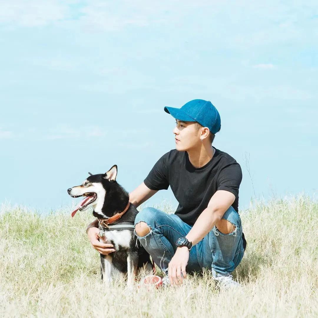 旅游景点男生拍照姿势怎么摆,男生山顶晚霞摄影拍照姿势高清