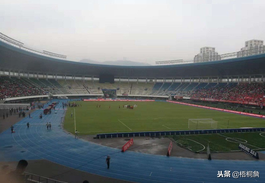 去看足球比赛现场,观看孩子足球比赛