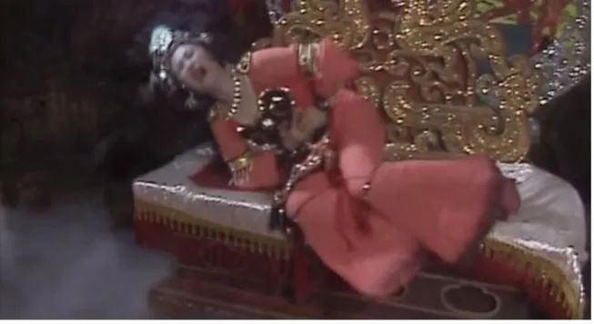 为什么足球运动员边喝水边吐水,足球运动员为什么喝水要吐出来