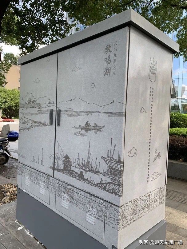 武汉市武昌街头的配电柜、交接箱等箱柜穿上古城贴纸的新装