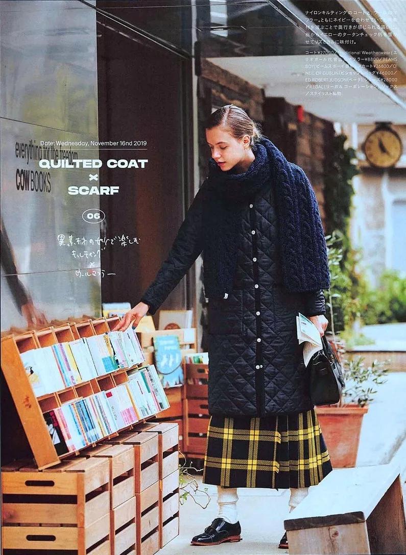 百褶裙搭配羽绒服中长款外套,粉丝色小香风羽绒服搭配百褶裙