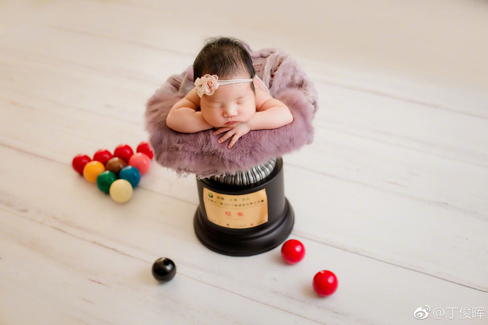 32岁丁俊晖带女儿抓娃娃！穿粉色上衣很潮，女儿肉嘟嘟小脸很像爸