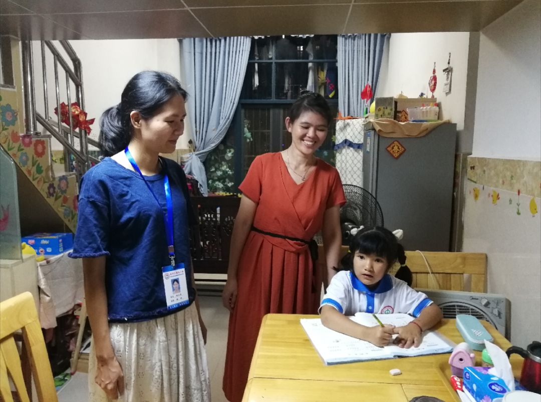 星期天小孩子特别开心,一到周末小孩就开心