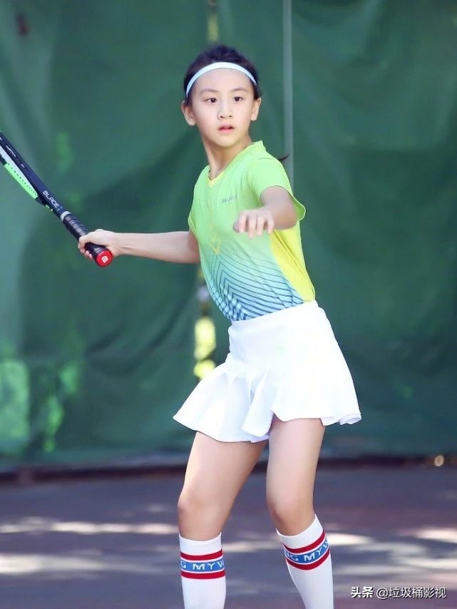 不敢认是田亮女儿，才11岁就懂得穿半腿袜，凹出的鲶鱼腿太长