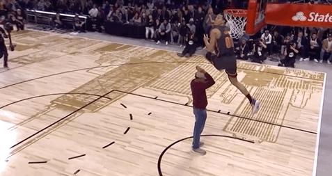 戈登扣篮大赛韦德全场嘘声,韦德给戈登打9分的扣篮视频