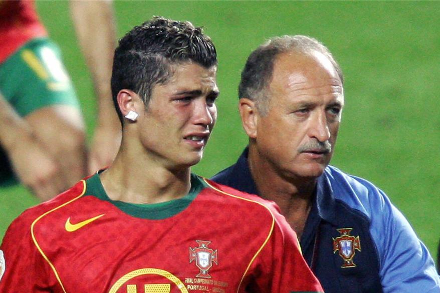 2016年欧洲杯葡萄牙夺冠：C罗决赛伤退，没料到又火了5年