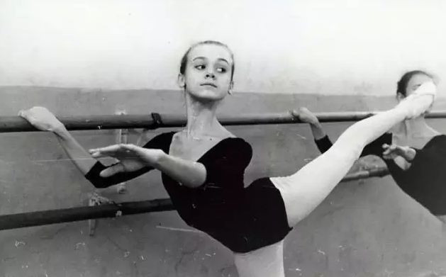 一个动作矫正含胸驼背，练就完美肩颈线