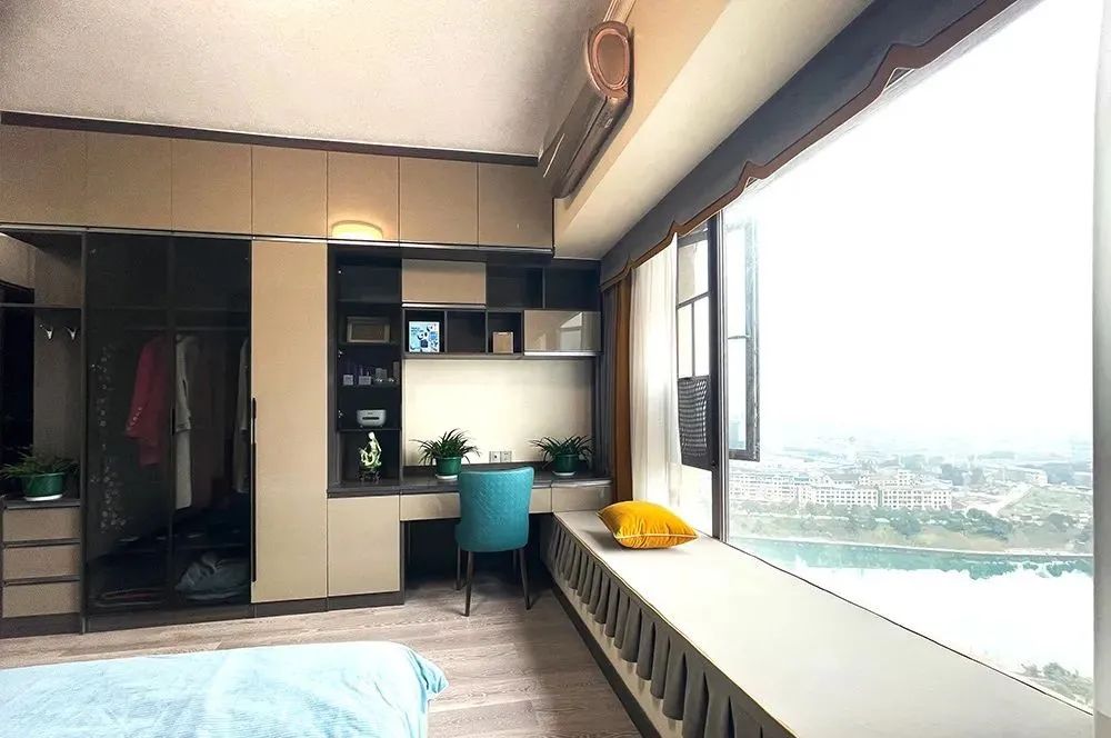 阳台改成小卧室凸出来的,阳台改成衣帽间和办公区