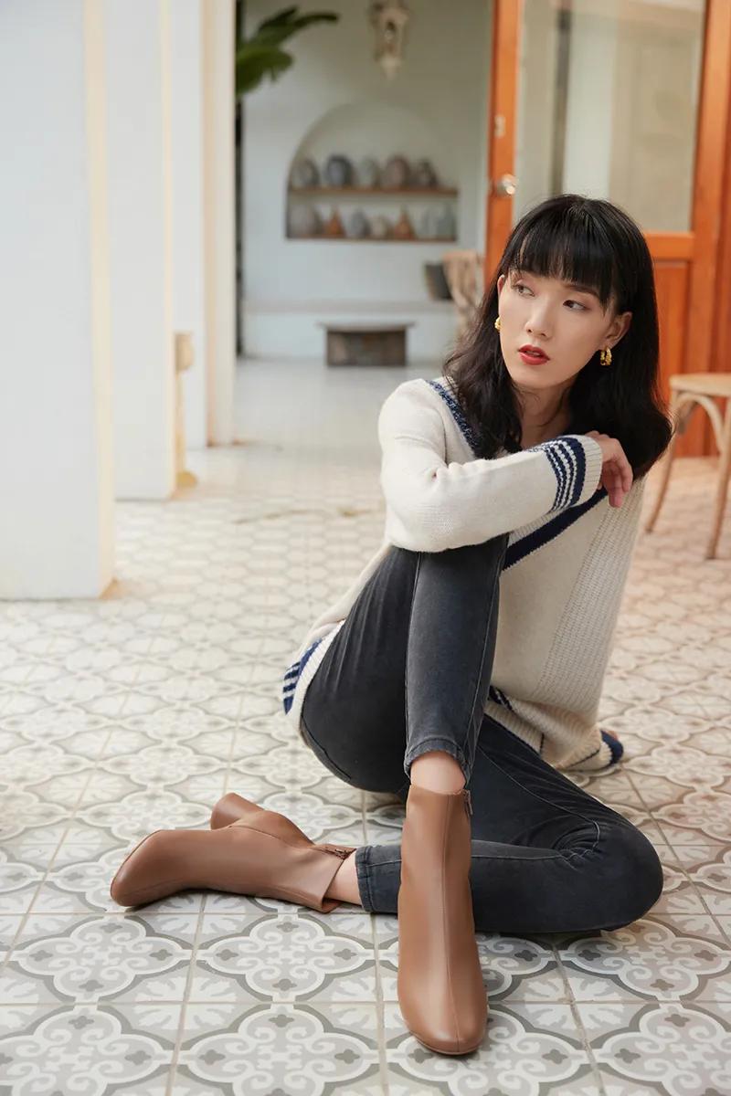 时髦大气的短靴整个look气场提升,牛仔裤短靴入冬正流行好看又高级