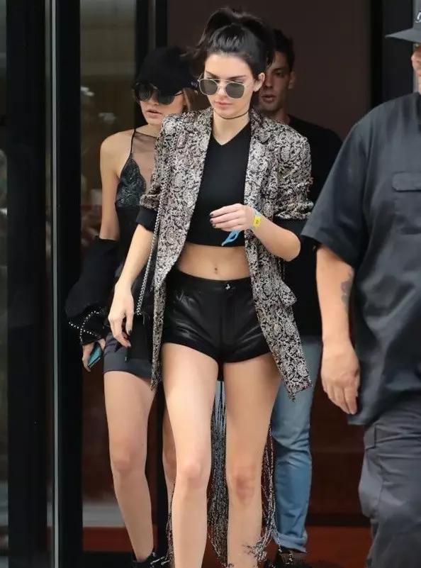 女生西装怎么穿高级好看,女士西装该怎么穿才好看