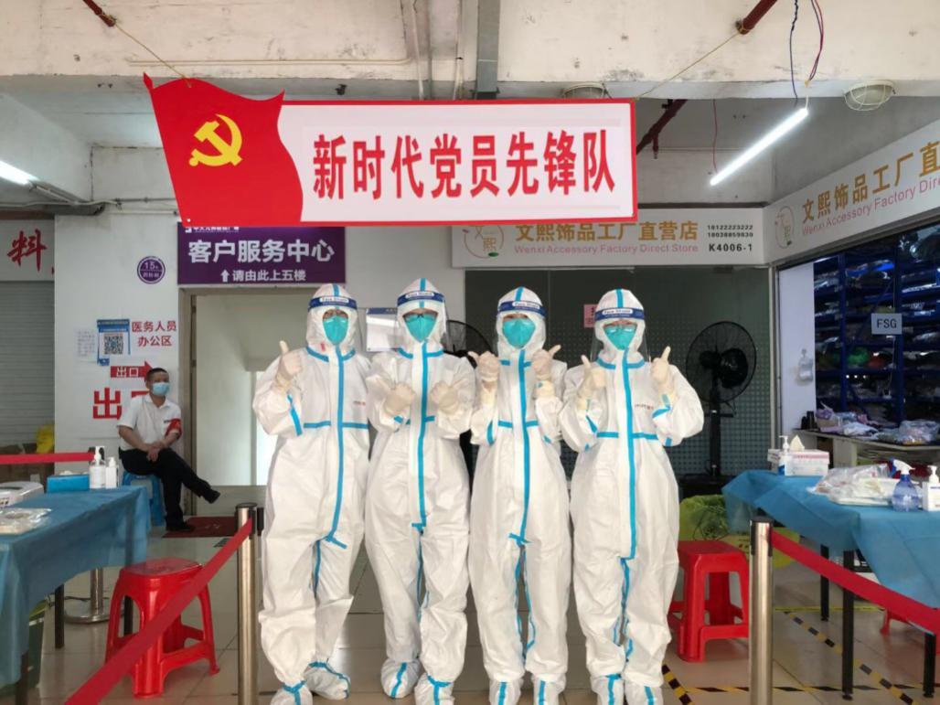 抗疫战场党旗飘扬,抗疫党旗在风雪中飘扬