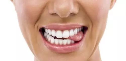 一觉醒来舌头尖疼是怎么回事,一觉醒来舌头下边疼为啥