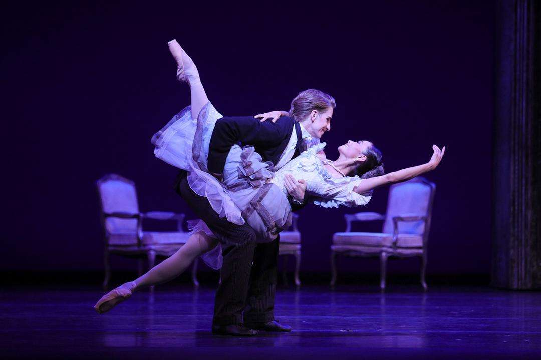 以浪漫自居的巴黎，竟然容不下一代名妓《茶花女》纯真的爱情？