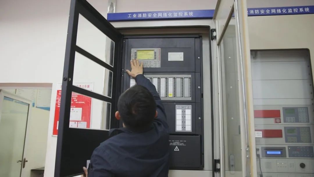 *疆新**楚星能源发展有限公司：坚守岗位过春节的发电工人