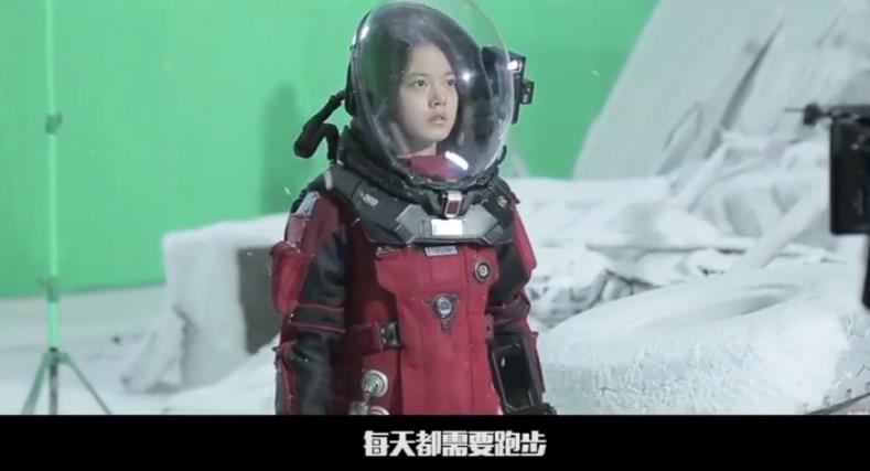 《流浪地球》中的朵朵,长得比关晓彤还美,网友:这孩子必火!