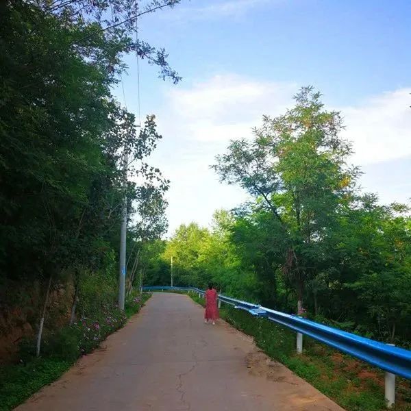 蔚蓝的天空借景抒情,蔚蓝的天空的优美比喻句子