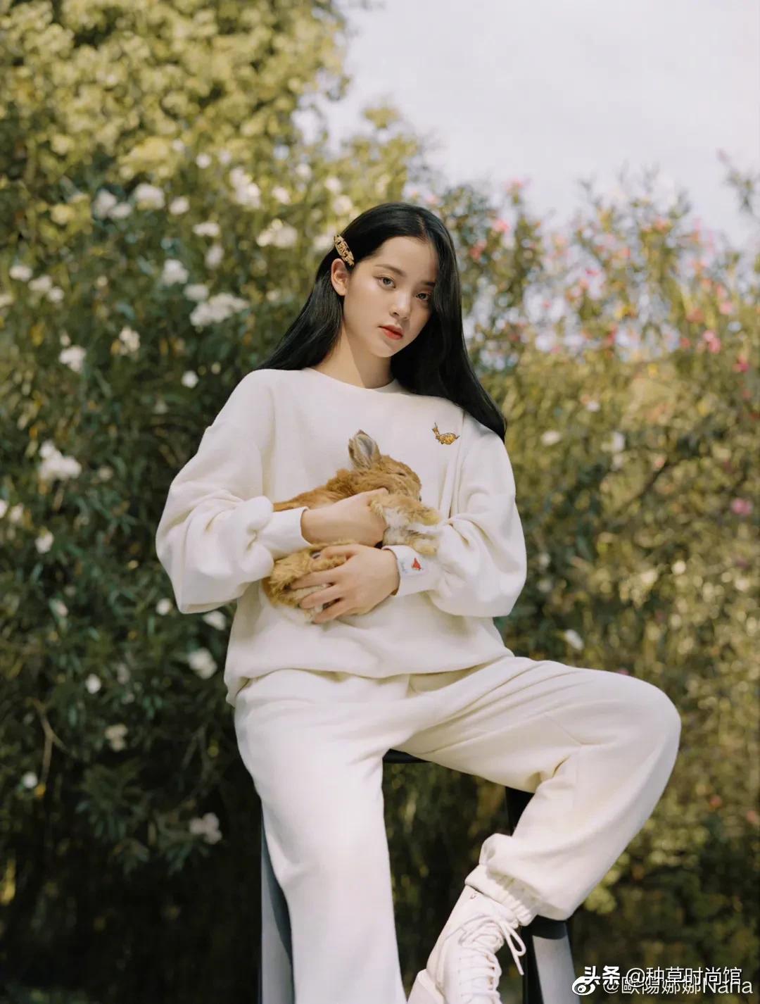 秋冬新款上新卫衣穿搭,今秋更流行卫衣裙