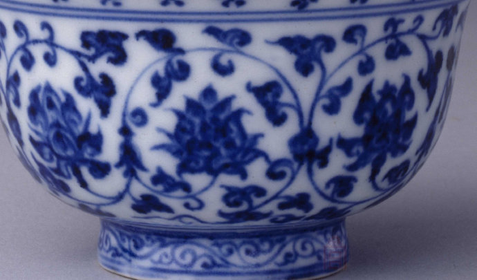 馆藏永乐青花压手杯,永乐年制青花瓷压手杯鉴定