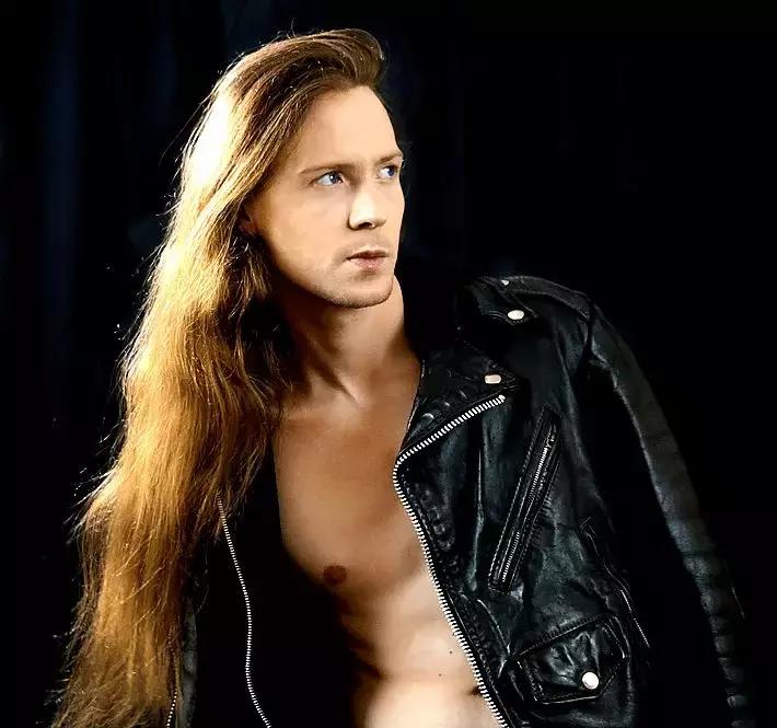 金属惊天*局骗**:生于坟墓的摇滚*子骗**